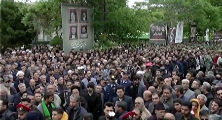 ببینید | حضور مردم تبریز در مراسم تشییع پیکر شهید رئیسی و همراهانش