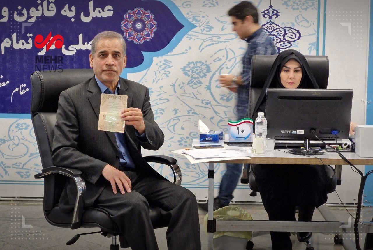 حضور شخصیتها برای ثبتنام؛ از رئیس دولت نهم و دهم تا وزیر فرهنگ دولت سیزدهم حضور شخصیتها برای ثبتنام؛ از رئیس دولت نهم و دهم تا وزیر فرهنگ دولت سیزدهم