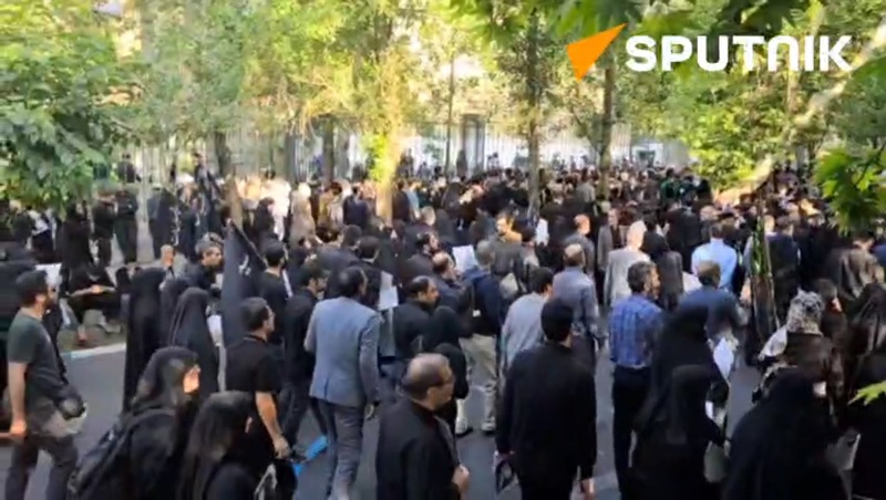 بازتاب مراسم تشییع آیتالله شهید رئیسی در رسانههای انگلیسی بازتاب مراسم تشییع آیتالله شهید رئیسی در رسانههای انگلیسی