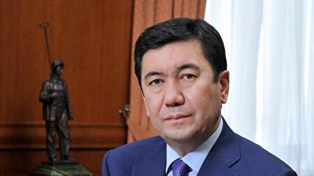 ببینید | ادای احترام رئیس مجلس قزاقستان به پیکر رئیس‌ جمهور شهید