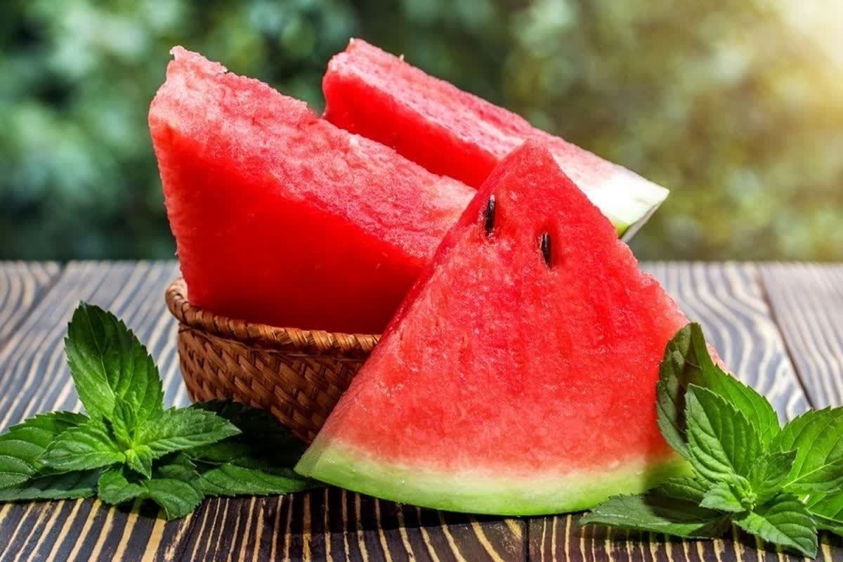 هندوانه یکی از میوه‌های تابستانی و محبوب است که به عنوان یک منبع غنی از آب و مواد مغذی شناخته می‌شود. این میوه با طعم شیرین و آبدار خود، در فصل گرما مورد استقبال بسیاری از افراد قرار می‌گیرد.