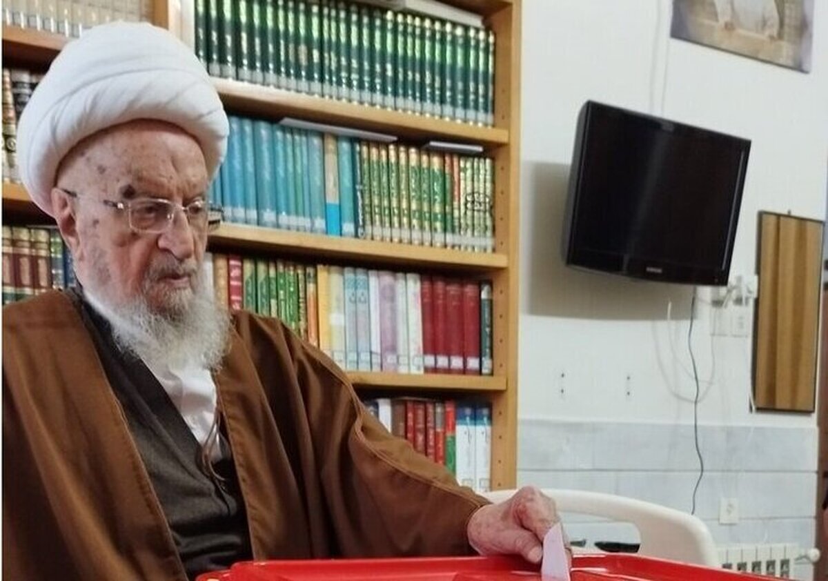آیت الله مکارم شیرازی در انتخابات ریاست جمهوری شرکت کردند