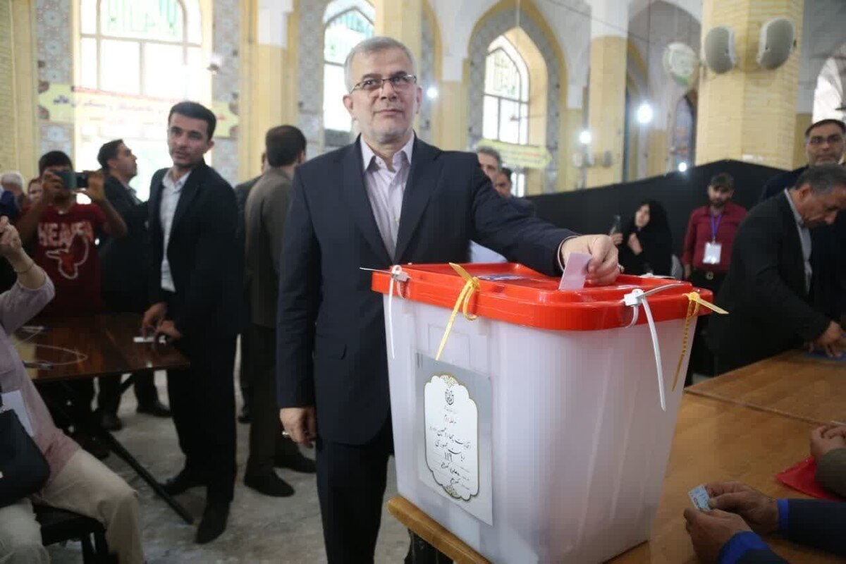 استاندار البرز پای صندوق رای دور دوم چهاردهمین دوره انتخابات ریاست جمهوری حاضر شد