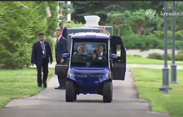 ببینید | پوتین نخست وزیر هند را با خودروی برقی به گردش برد