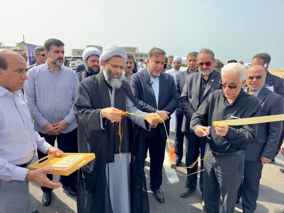 قطعه اول بزرگراه توحید حدفاصل بزرگراه امام رضا(ع) شهر قشم تا روستای نخل‌گل‌ به رمکان امروز پنجشنبه ۲۱ تیر با حضور داریوش امانی، معاون وزیر راه و شهرسازی و رییس سازمان راهداری و حمل و نقل جاده‌ای افتتاح و بهره برداری شد.