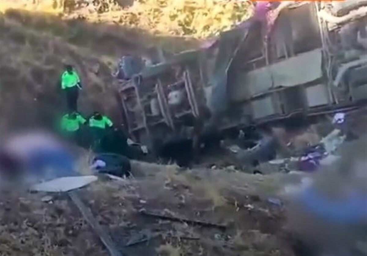 بر اثر سقوط یک دستگاه اتوبوس به دره در پرو، دستکم ۲۵ نفر کشته و ۱۷ تن دیگر زخمی شدند.