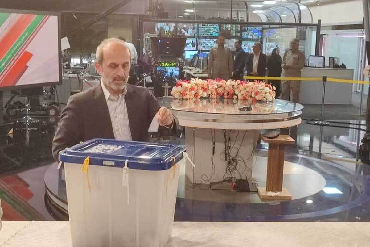دکتر پیمان جبلی رئیس رسانه ملی با حضور در جمع همکاران، رای خود را در چهاردهمین دوره انتخابات ریاست جمهوری به صندوق انداخت.