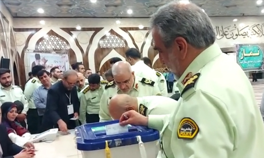 حضور پر شور مردم و مسئولان در پای صندوق‌های رای