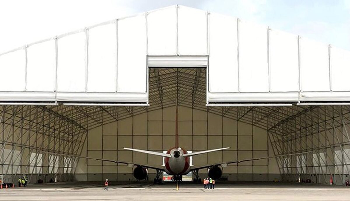 آشیانه هواپیما کاربرد حیاتی دارد و در امتداد فرودگاه‌ها احداث می‌شود، جایی که به عنوان مکانی برای پارکینگ و نگهداری هواپیماها شناخته می‌شود. فرآیندهای شستشو و تعمیر هواپیماهای مختلف، از کوچک تا بزرگ، در داخل این فضاها انجام می‌پذیرد.