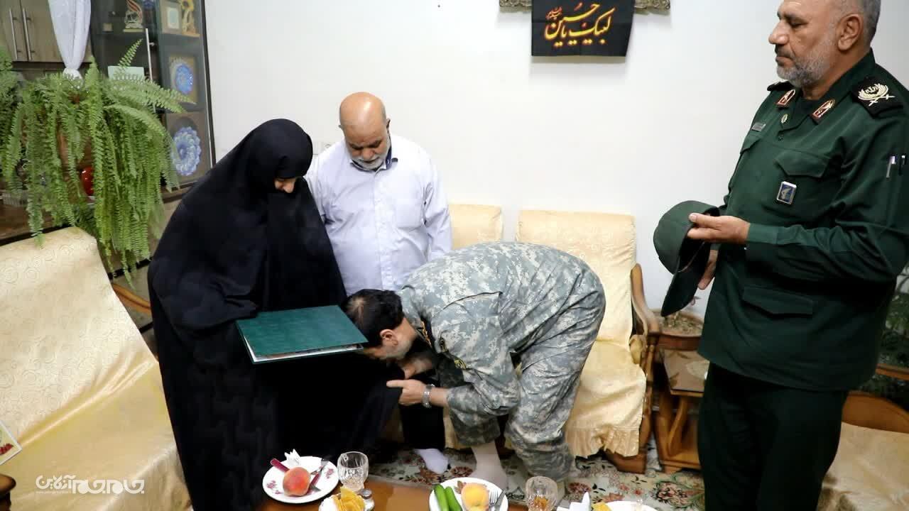 فرماندهان ارشد نظامی با خانواده شهید مدافع حردیدارم در شهرکرد  فرماندهان ارشد نظامی با خانواده شهید مدافع حردیدارم در شهرکرد