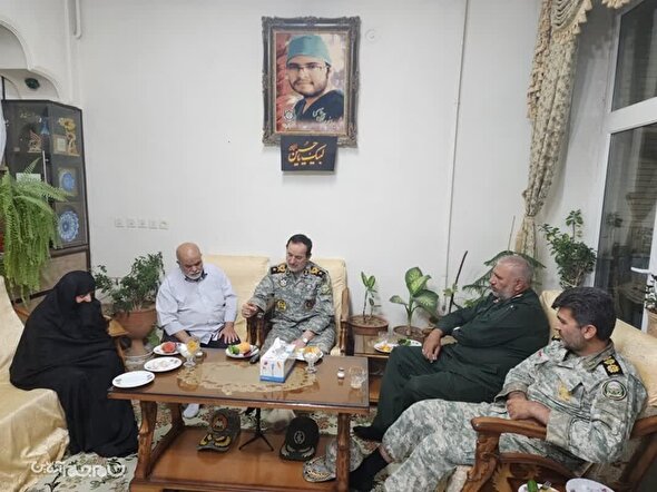  فرماندهان ارشد نظامی با خانواده شهید مدافع حردیدارم در شهرکرد