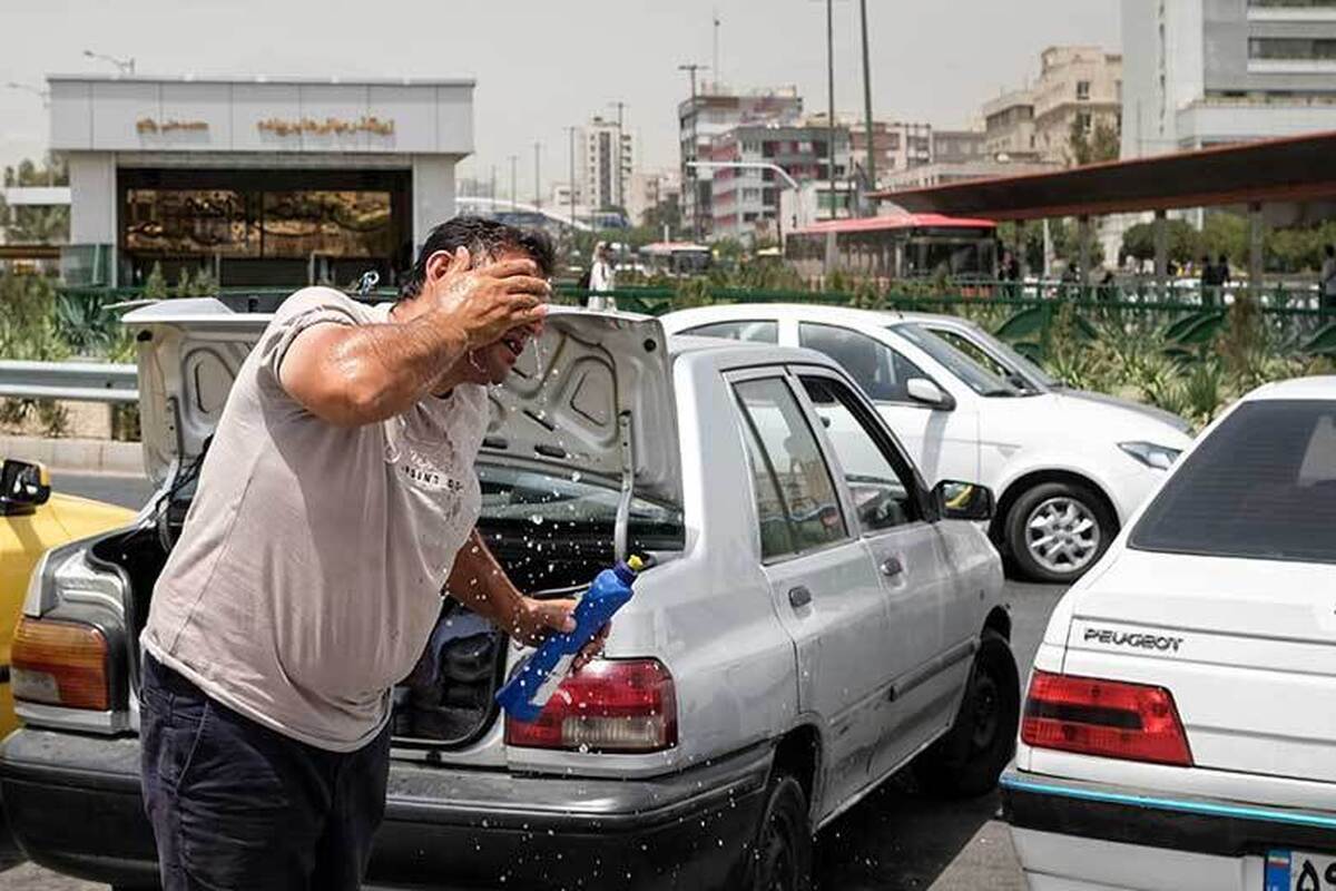 رئیس مرکز ملی پیش‌بینی و مدیریت بحران مخاطرات وضع هوای سازمان هواشناسی گفت: گرچه طی دو روز آینده دمای تهران بین یک تا ۲ درجه افزایش می‌یابد، چنین گرمایی در گذشته نیز سابقه داشته و مردم به شایعات در خصوص اشعه فرابنفش توجه نکنند.