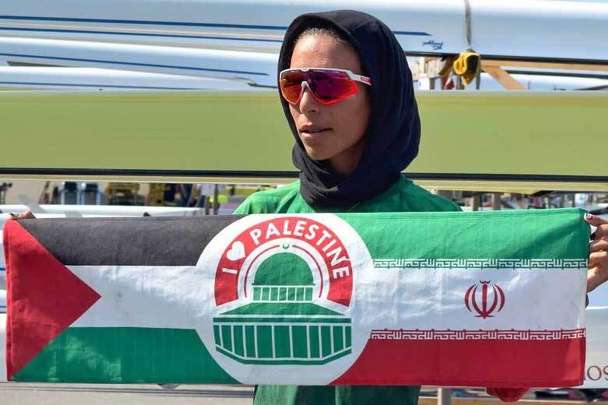 برای اولین بار در المپیک پاریس ۲۰۲۴ زینب نوروزی ورزشکار قایقرانی رویینگ ایران در حمایت از مردم مظلوم فلسطین با پرچم همبستگی ایران و فلسطین ظاهر شد.