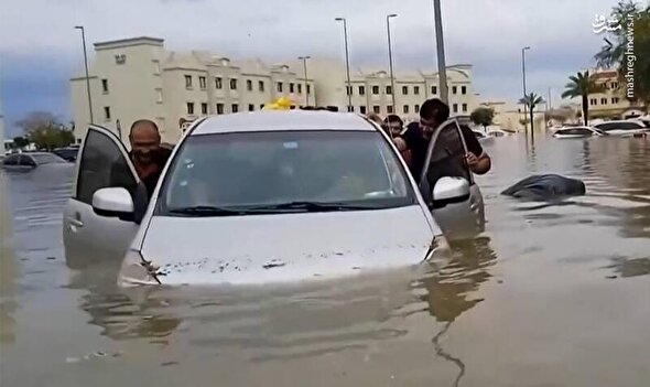 ببینید  ا  سیل در مدینه و دردسر ماشین‌ها در خیابان‌ها