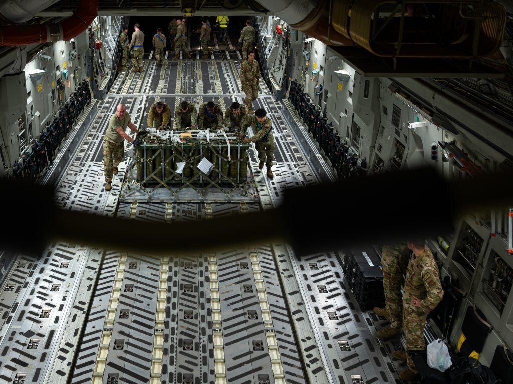 عکس | هواپیمای حامل تسلیحات جدید آمریکا در اراضی اشغالی به زمین نشست عکس | هواپیمای حامل تسلیحات جدید آمریکا در اراضی اشغالی به زمین نشست