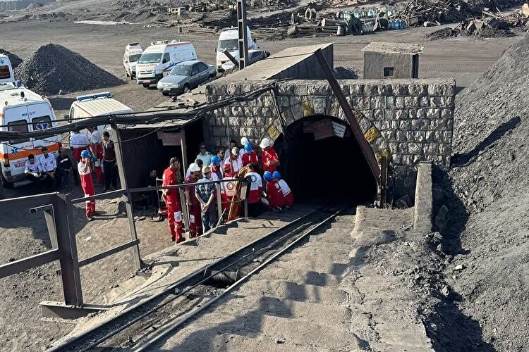 ۱۷ معدنچی در حادثه طبس همچنان محبوس هستند/افزایش فوتی‌های معدن طبس به ۳۱ و مصدومان به ۱۷ نفر