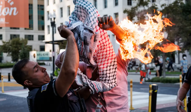 اقدام به خودسوزی خبرنگار آمریکایی حامی غزه اقدام به خودسوزی خبرنگار آمریکایی حامی غزه