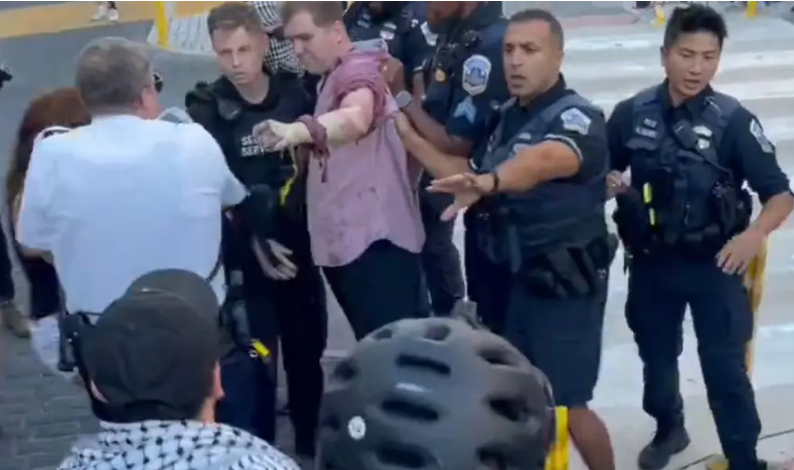 اقدام به خودسوزی خبرنگار آمریکایی حامی غزه اقدام به خودسوزی خبرنگار آمریکایی حامی غزه