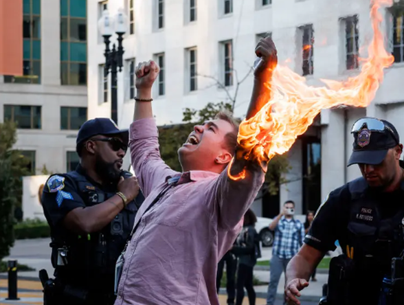 اقدام به خودسوزی خبرنگار آمریکایی حامی غزه اقدام به خودسوزی خبرنگار آمریکایی حامی غزه