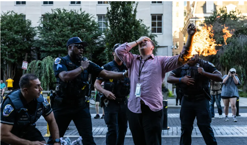 اقدام به خودسوزی خبرنگار آمریکایی حامی غزه اقدام به خودسوزی خبرنگار آمریکایی حامی غزه