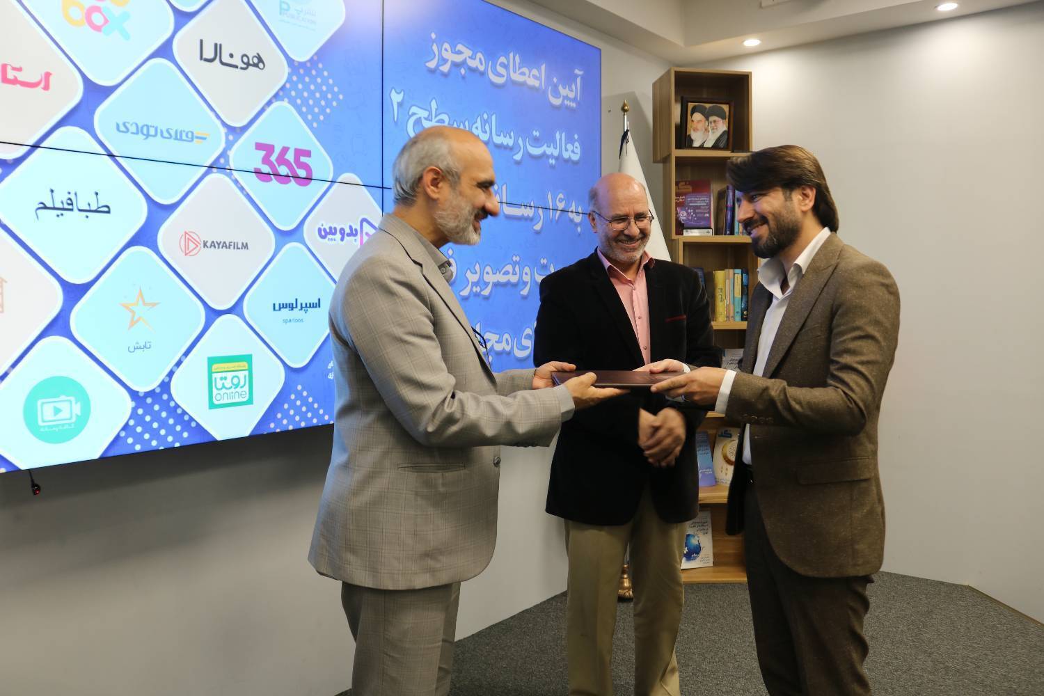 اعطای مجوز به ۱۶ سکوی صوت و تصویر فراگیر | مجوز ۵ رسانه لغو شد اعطای مجوز به ۱۶ سکوی صوت و تصویر فراگیر | مجوز ۵ رسانه لغو شد