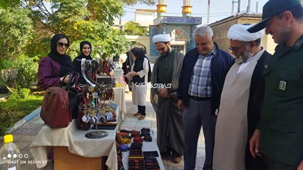 نمایشگاه صنایع دستی و محصولات خانگی در مسجد فاطمه الزهرا ( س ) گشایش یافت