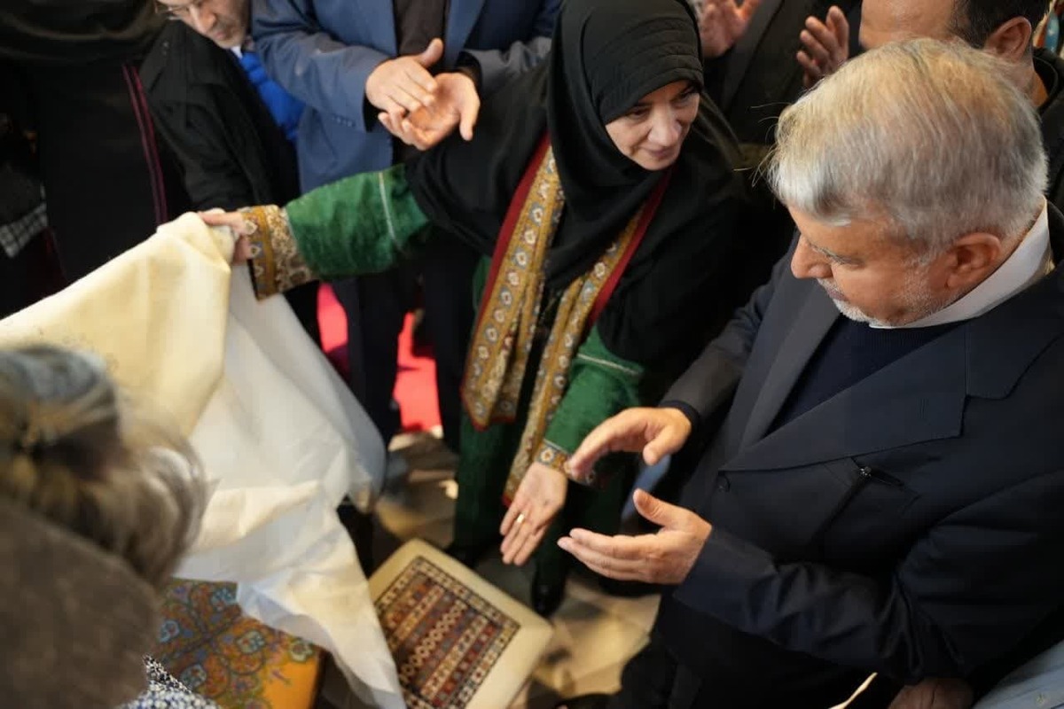 تعداد ۳ اثر شاخص صنایع دستی کرمان با حضور وزیر میراث فرهنگی در سی و هفتمین نمایشگاه ملی صنایع دستی کشور در تهران رونمایی شد.