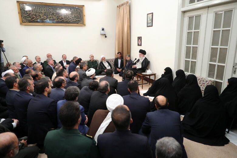 گزارش تصویری ا  رهبر معظم انقلاب در دیدار دستاندرکاران کنگره ملی بزرگداشت شهدای استان کرمانشاه گزارش تصویری ا  رهبر معظم انقلاب در دیدار دستاندرکاران کنگره ملی بزرگداشت شهدای استان کرمانشاه