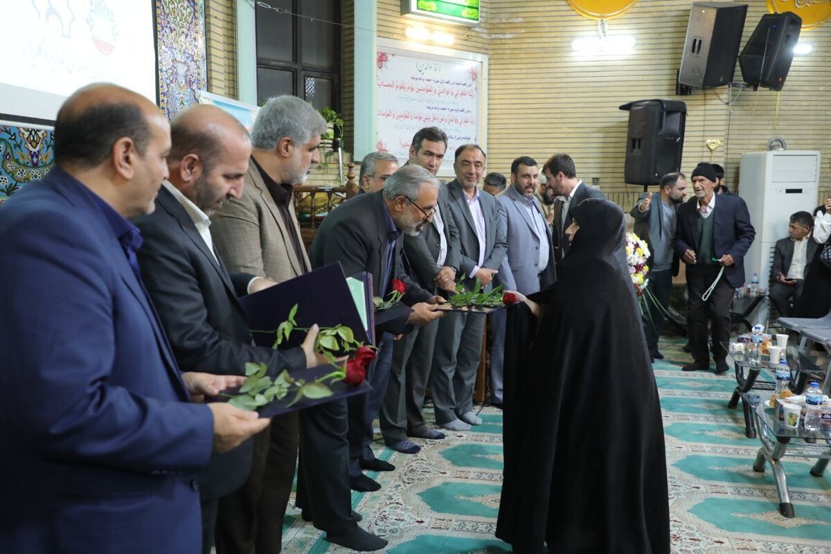 مراسم اهدای ۶۰ فقره سند تک برگ به مالکین در روستای خلازیر بخش آفتاب با حضور فرماندار تهران و نماینده مردم تهران در مجلس شورای اسلامی برگزار شد.