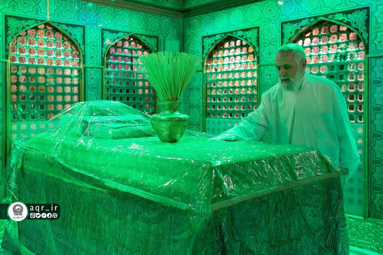 عکس | شیخ نعیم قاسم در غبارروبی ضریح مطهر ثامنالائمه (ع) عکس | شیخ نعیم قاسم در غبارروبی ضریح مطهر ثامنالائمه (ع)