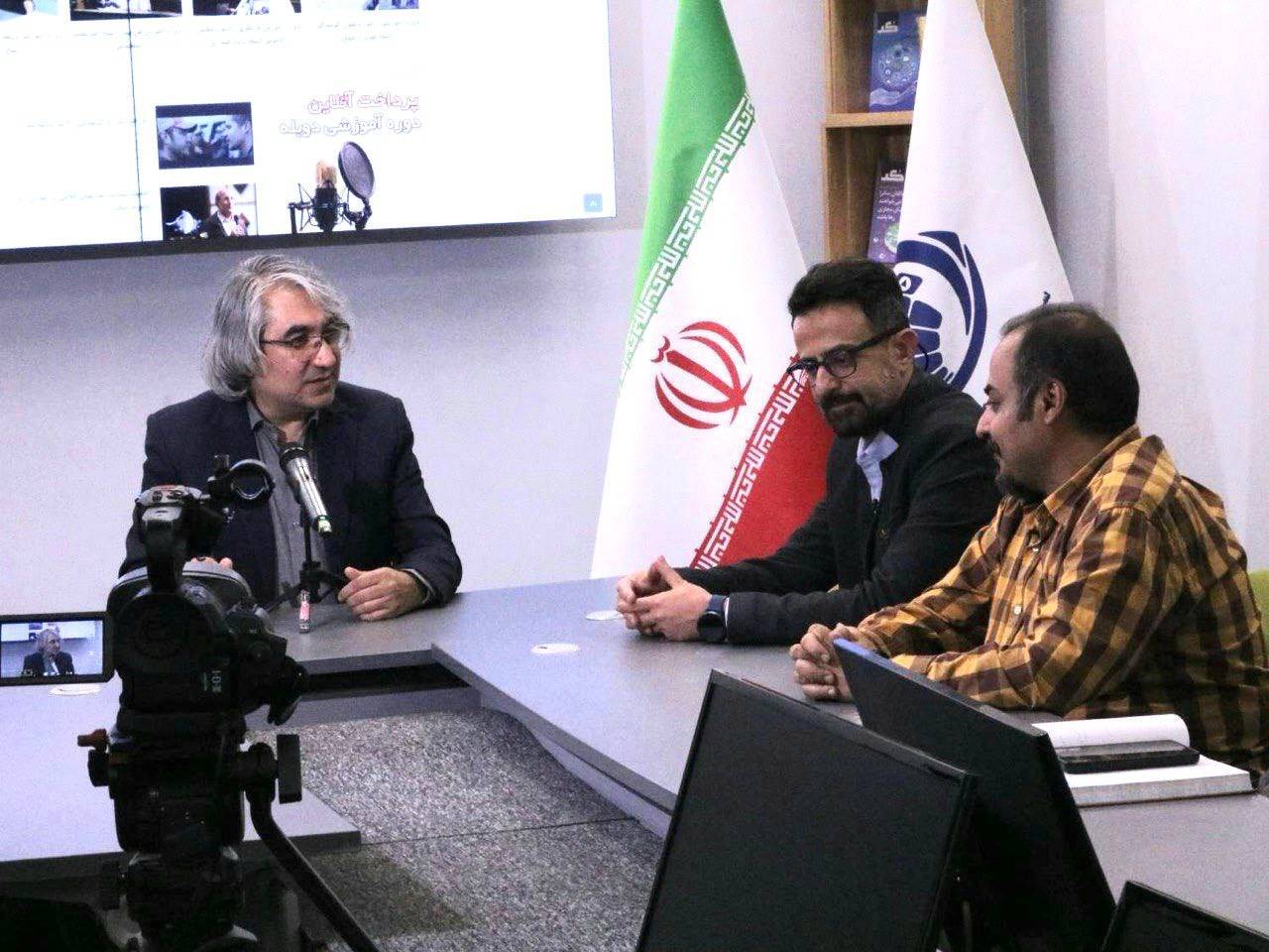 حضور اساتید برجسته حوزه گویندگی و دوبله در یک سکوی صدا پایه حضور اساتید برجسته حوزه گویندگی و دوبله در یک سکوی صدا پایه