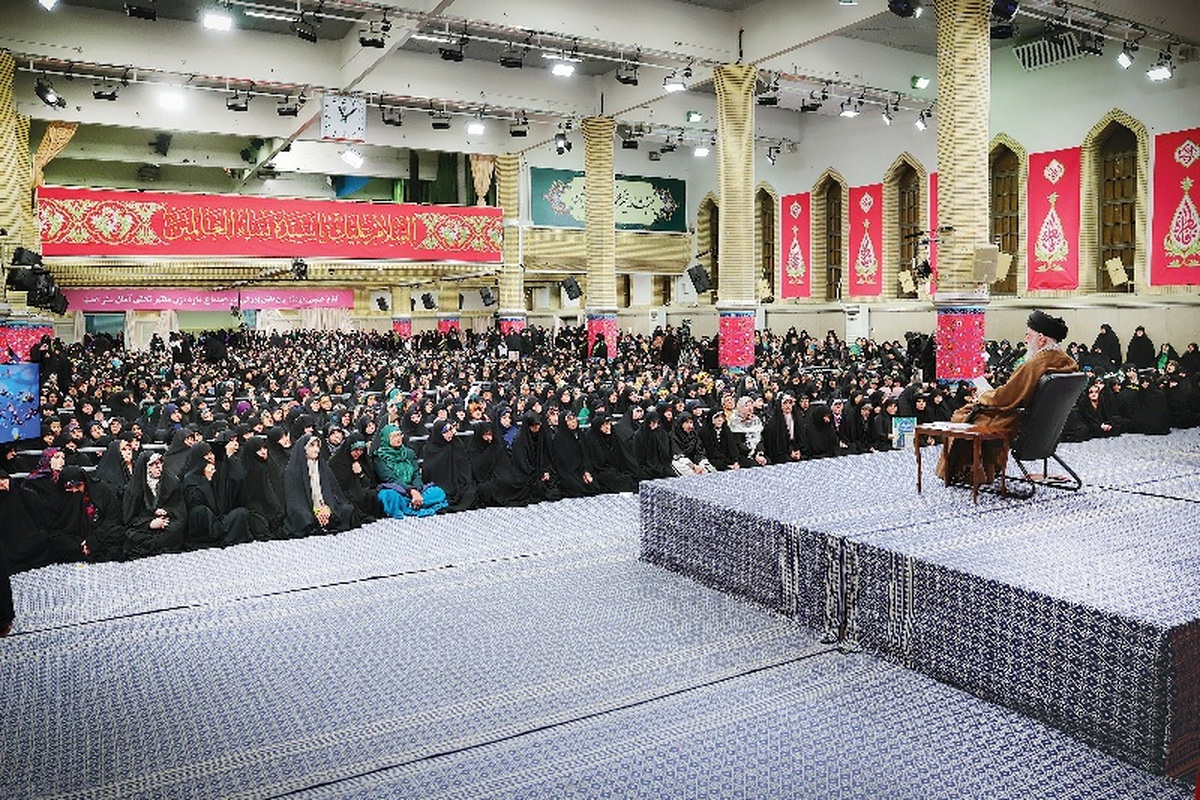 رهبر معظم انقلاب اسلامی صبح دیروز در دیدار هزاران نفر از زنان ودختران، حضرت فاطمه زهرا(س)را ازشگفتی‌های آفرینش خواندند و با بیان اصول مهم منشور اسلام درباره زن، تأکید کردند: در اسلام، زن و مرد مکمل یکدیگرند و در تلاش برای رسیدن به حیات طیبه و توانایی‌های فکری و روحی در عرصه‌های علمی،‌ فرهنگی، هنری، اثرگذاری اجتماعی-سیاسی، فعالیت اقتصادی و مسائل بین‌المللی هیچ تفاوتی با هم ندارند.