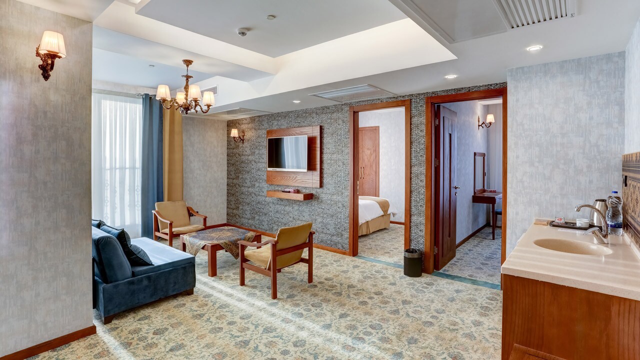 چطور در زمان پیک گردشگری هتل های مشهد را رزرو کنیم؟