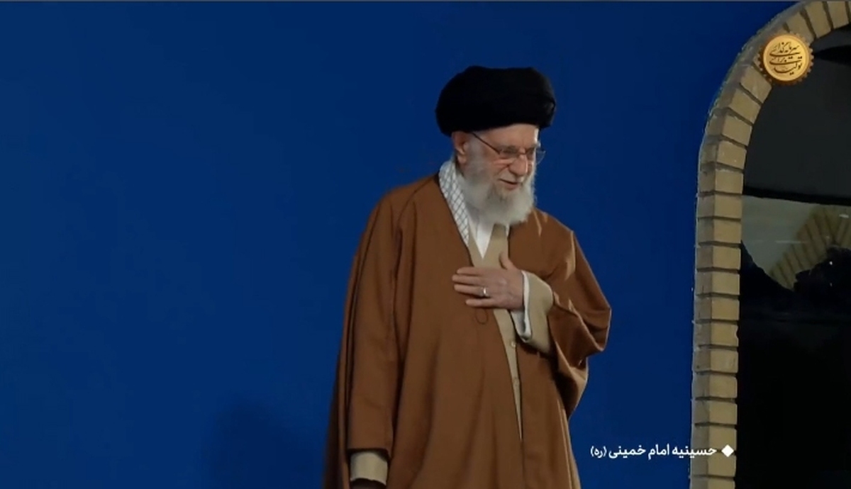 مراسم دیدار نوروزی اقشار مختلف مردم با رهبر انقلاب اسلامی، در حسینیه امام خمینی(ره) آغاز شد.