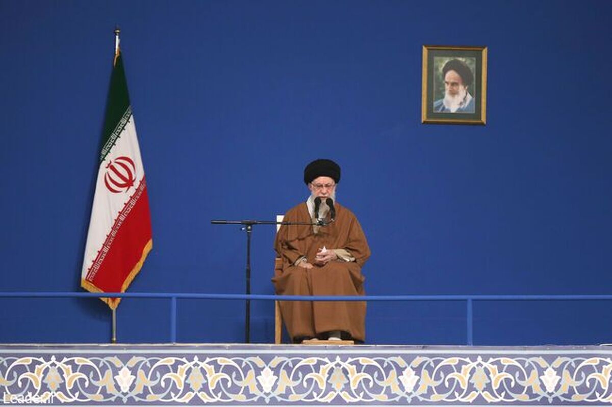 در نخستین روز سال ۱۴۰۴، سال «سرمایه‌گذاری برای تولید» رهبر معظم انقلاب اسلامی صبح امروز (جمعه)، با حضور در حسینیه امام خمینی(ره) در جمع اقشار مختلف مردم تهران و جمعی از مسئولین سخنرانی کردند.