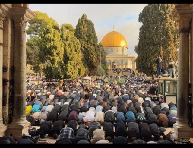 حضور دهها هزار فلسطینی در نماز عید فطر در مسجد الاقصی حضور دهها هزار فلسطینی در نماز عید فطر در مسجد الاقصی