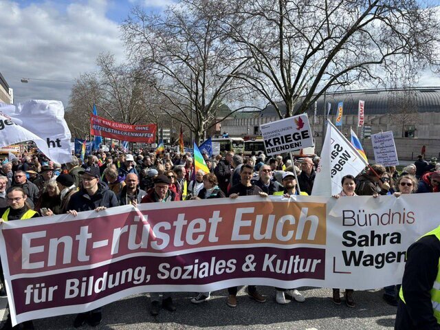 تظاهرات هزاران آلمانی علیه استقرار موشک های آمریکایی تظاهرات هزاران آلمانی علیه استقرار موشک های آمریکایی