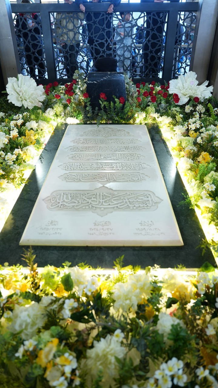 تصویری از مزار مطهر شهید سید حسن نصرالله در روز عید فطر تصویری از مزار مطهر شهید سید حسن نصرالله در روز عید فطر