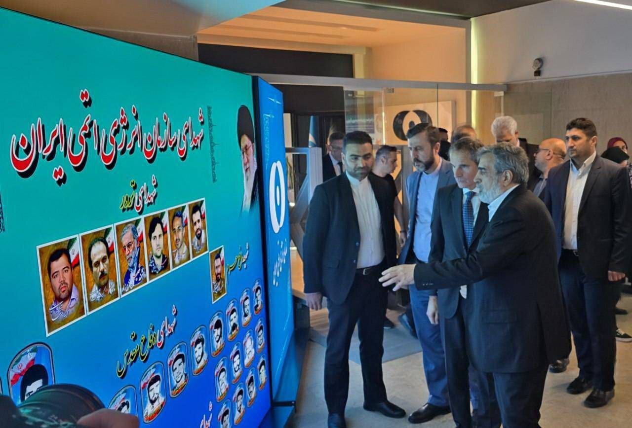 گروسی از نمایشگاه «دستاوردهای صنعت هسته‌ای» بازدید کرد