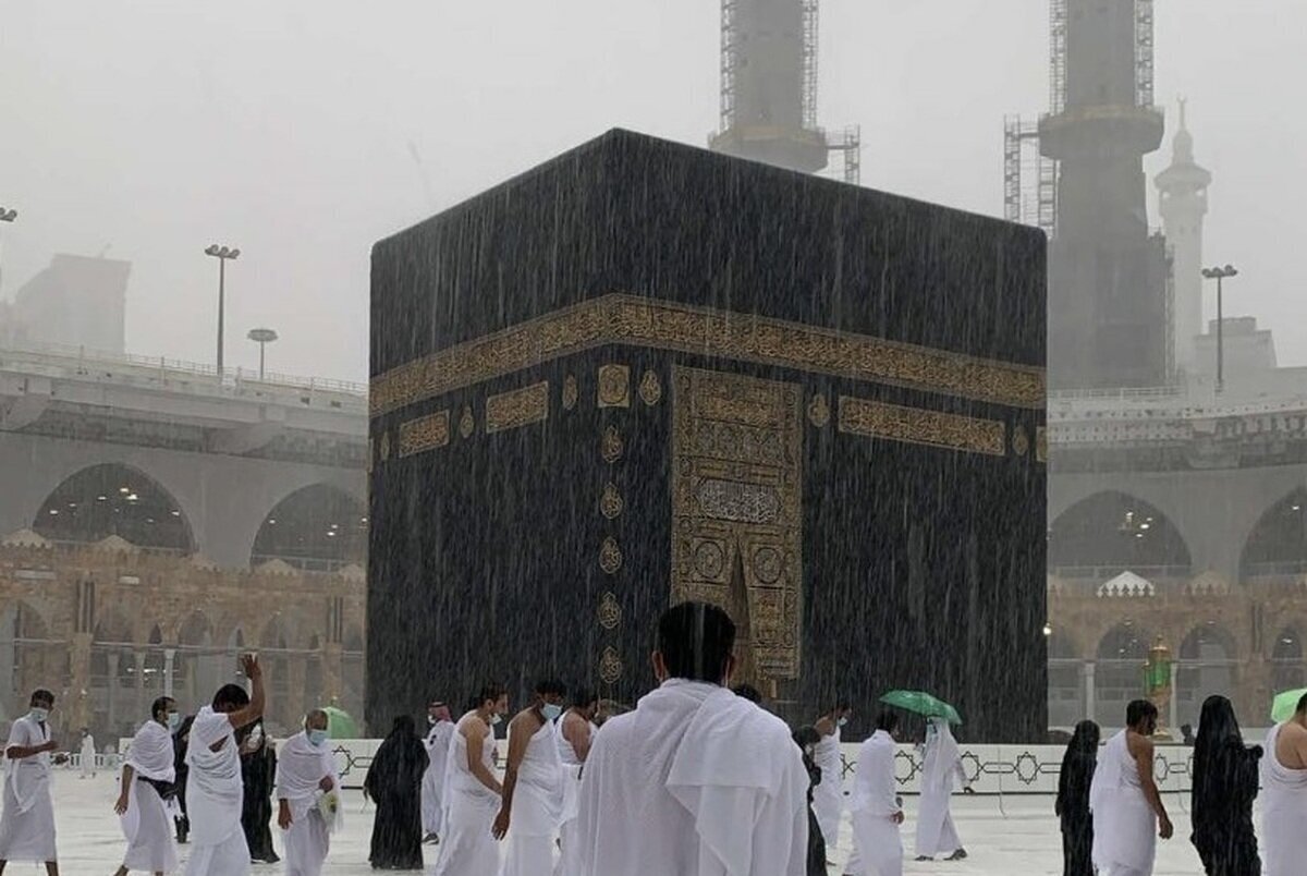 بارش باران در شهر مقدس مکه همزمان با برگزاری مناسک عمره در ماه مبارک رمضان زوار کعبه را شگفت زده کرد.