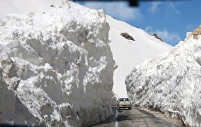 ببینید |  تلاش  برای برف‌روبی گردنه گله با دوش الیگودرز