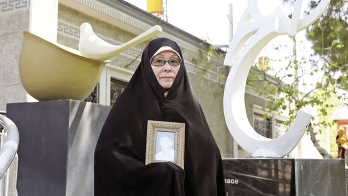 وحید پناهلو، مدیر مرکز سریال سوره در خصوص جزئیات سریال «خانم یامامورا» گفت: این سریال را برای ۱۸ قسمت الان داریم تولید می‌کنیم. از ۱۵ مهرماه تولید را شروع کردیم و تا اواسط فروردین تولید آن طول می‌کشد. فکر می‌کنیم احتمالا شش ماهه اول سال بعد، این کار آماده پخش خواهد شد.