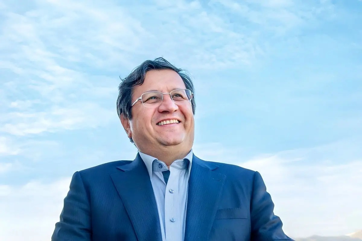 در شرایط اقتصادی فعلی، نرخ ارز بی‌محابا به سمت بالا حرکت می‌کند و حالا در پی اخبار تغییر سکانداری بانک مرکزی و انتصاب عبدالناصر همتی به‌عنوان رئیس کل، این سؤال مطرح می‌شود که آیا او می‌تواند ترمز رشد دلار را بکشد؟