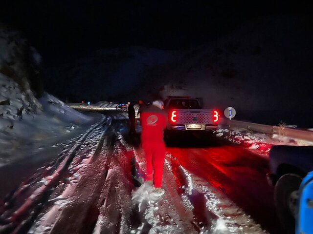 رهایی ۱۴۰ نفر گرفتار در برف و کولاک محور کوهسرخ