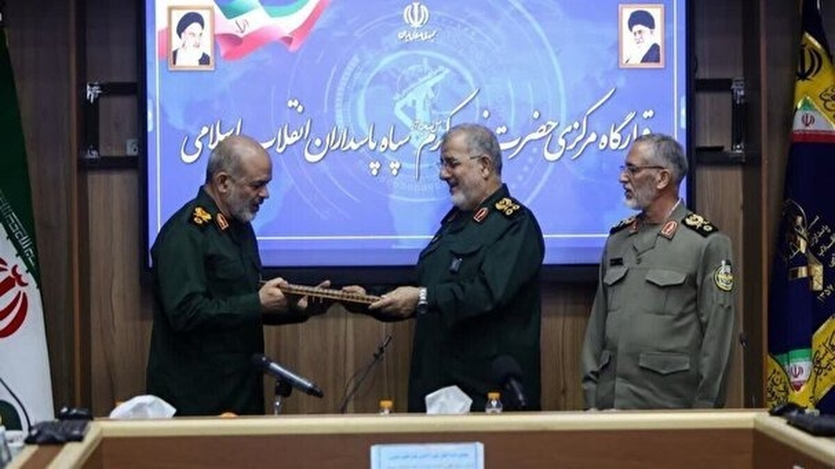 طی آیینی با حکم مقام معظم رهبری سردار احمد وحیدی به عنوان جانشین فرمانده کل سپاه پاسداران انقلاب اسلامی منصوب و از زحمات دریادار علی فدوی قدردانی شد.