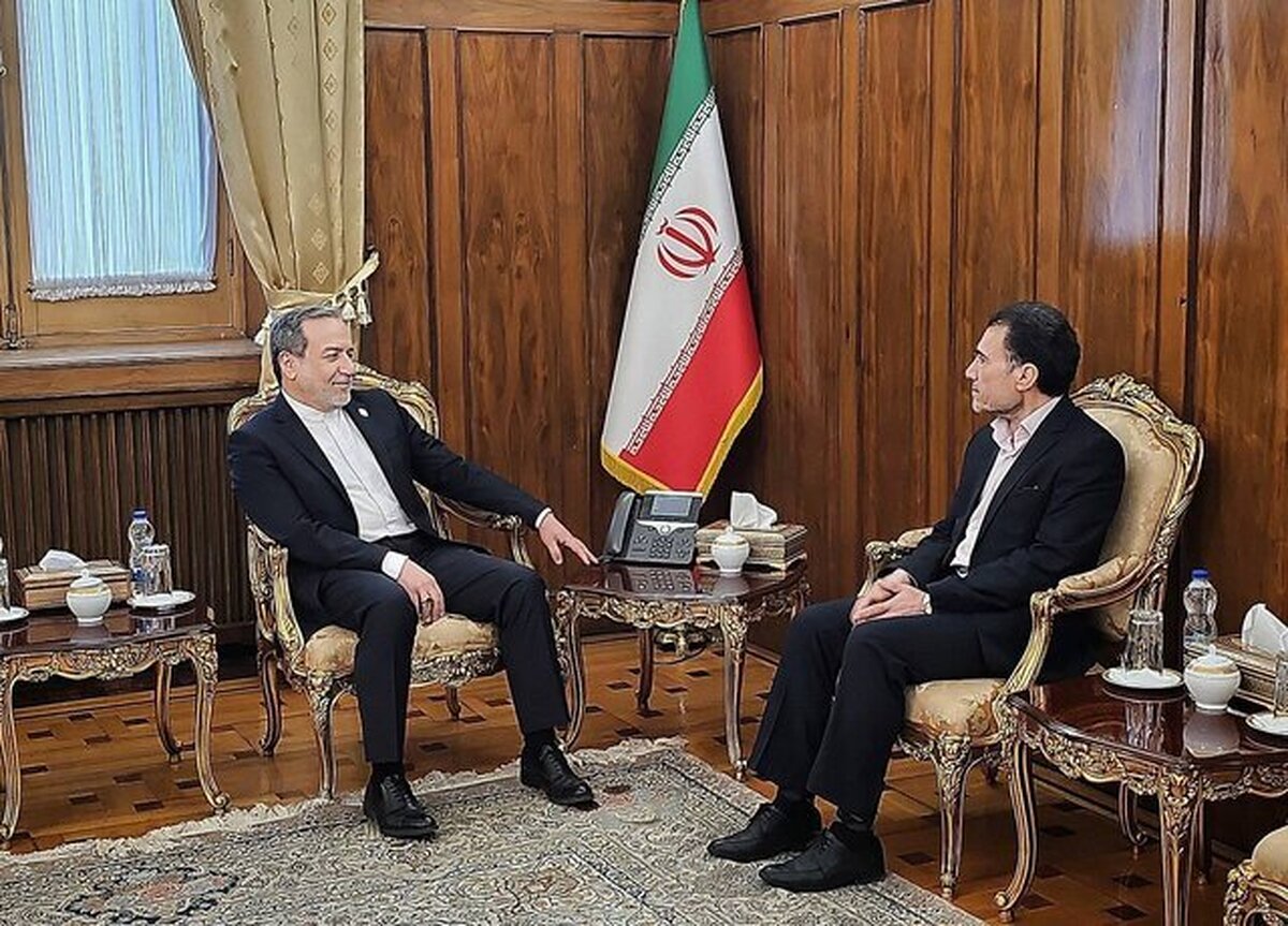 سید جلال دهقانی فیروزآبادی، دبیر شورای راهبردی روابط خارجی امروز چهارشنبه ضمن حضور در وزارت امور خارجه با سید عباس عراقچی وزیر امور خارجه جمهوری اسلامی ایران دیدار و گفت‌وگو کرد.