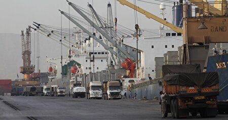 ببینید | صف کشتی‌های حامل کالاهای اساسی برای تخلیه بار در بنادر؛ افزایش ۱۱ درصدی تخلیه و بارگیری نسبت به سال گذشته