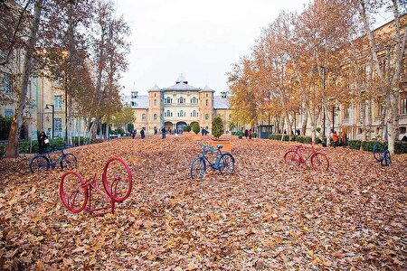 گالری بزرگ شهر در فصل برگ‌ریزان