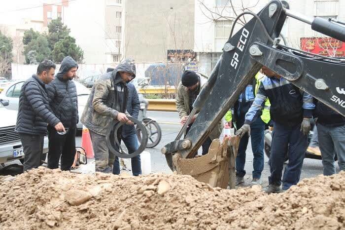 کشف و رفع آب‌زدگی خط لوله ۴۰۰ میلی‌متری  بزرگراه اشرفی اصفهانی