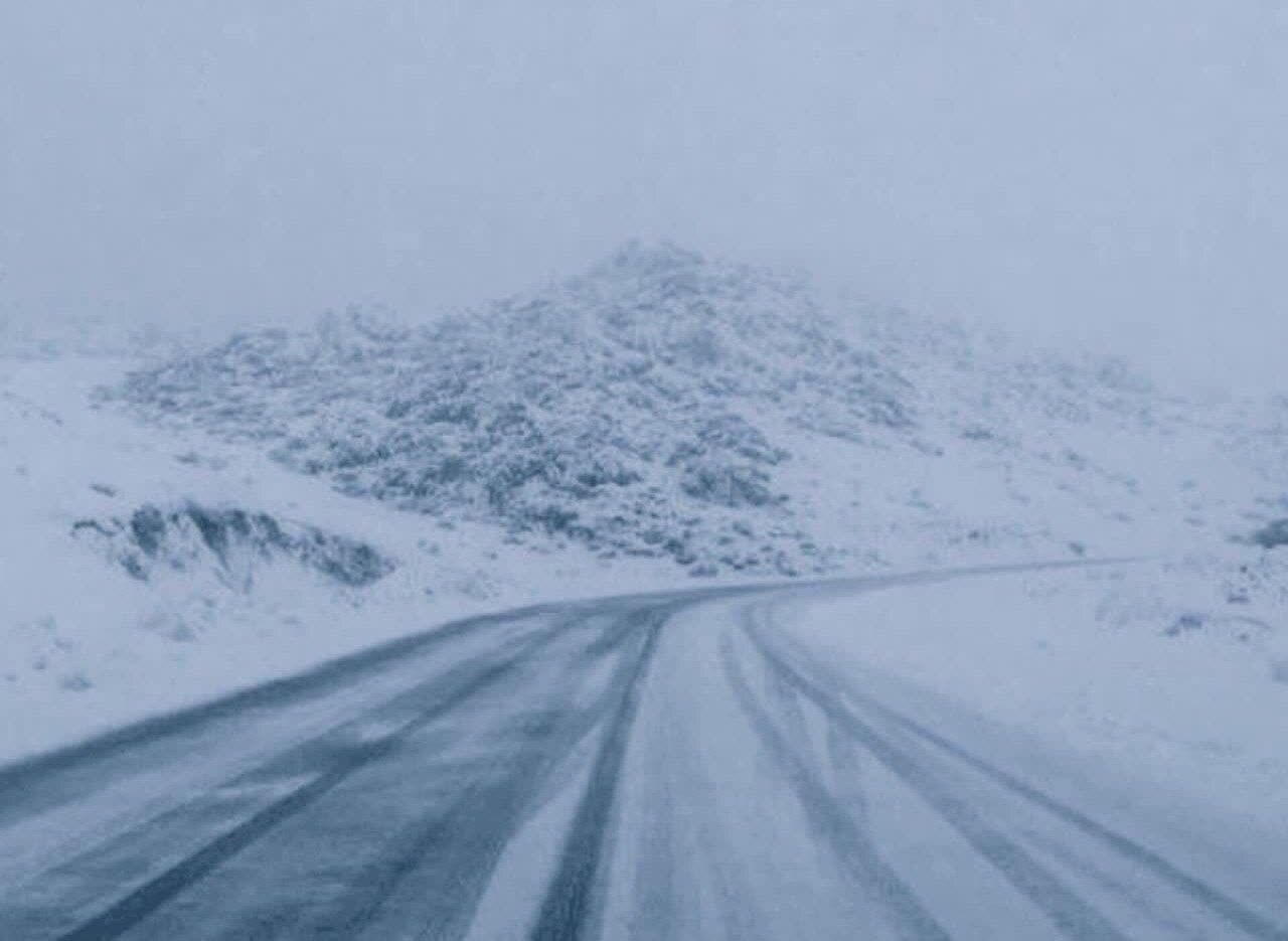 بارش برف در چهارمحال و بختیاری شدت گرفت؛ آماده‌باش کامل راهداران